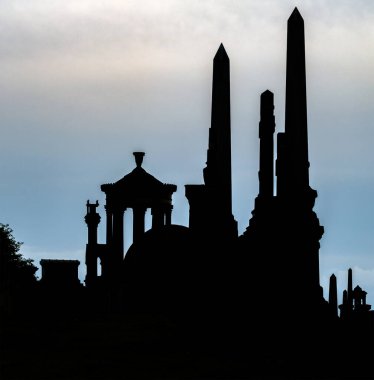 Necropolis, Glasgow, İskoçya 'daki anıtların siluetleri