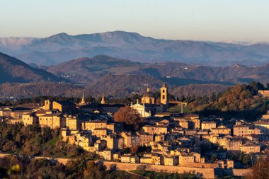 Ortaçağ Urbino köyünün havadan görünüşü