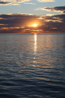 San Clemente, Kaliforniya 'da Pasifik Okyanusu üzerinde günbatımının manzarası.
