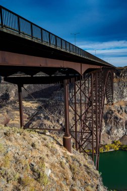 Gökyüzünün altında bir köprü manzarası