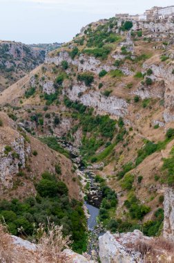 Matera şehri yüksek bir vadinin altında güzel bir yüksek açı ile çevrilidir.