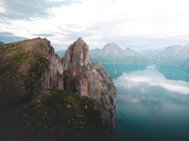 Norveç, Senja Adası 'nda kayalık bir tepenin güzel bir manzarası
