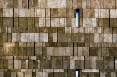 Modern bir bazalt taş bina cephesinin yakın plan çekimi.