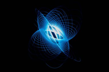 Siyah arkaplan üzerinde 3D mavi yörünge çizgileri oluşturan koyu soyut bir duvar kağıdı.