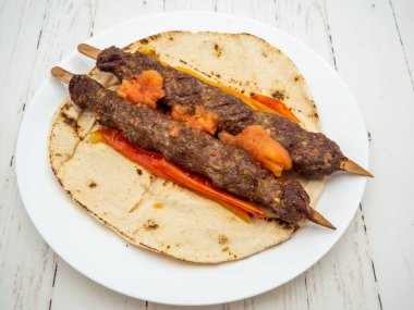 Düz ekmekli sebzeli bir kebap.