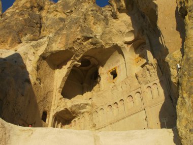 Kapadokya 'daki mağara yerleşimlerinin fotoğrafı, eşsiz bir arkeolojik alan.