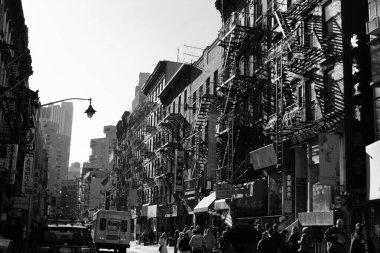 New York City, ABD 'de güzel bir bina ve kalabalık cadde görüntüsü.