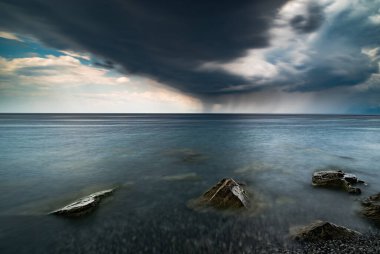 Deniz ve kayaların manzarası. Uzun pozlama alanı.