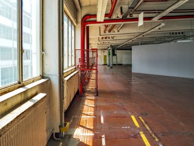 Büyük, boş bir sanayi bölgesi. Yerler grunge ve hidrojenle ısıtılıyor.