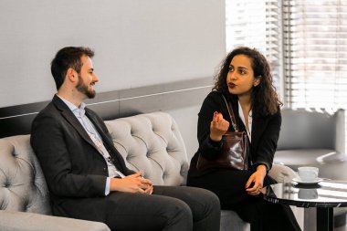 Delegeler Johannesburg, Güney Afrika 'da bir perakende sanayi konferansında iletişim kuruyorlar.