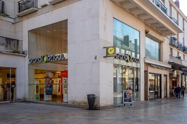 Görkemli Optisyen Dükkanı ön cephesinde logo ve tabela var. ünlü marka