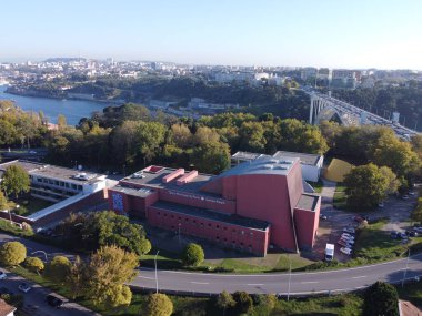 Nehir kenarındaki Campo Alegre Tiyatrosu. Portekiz