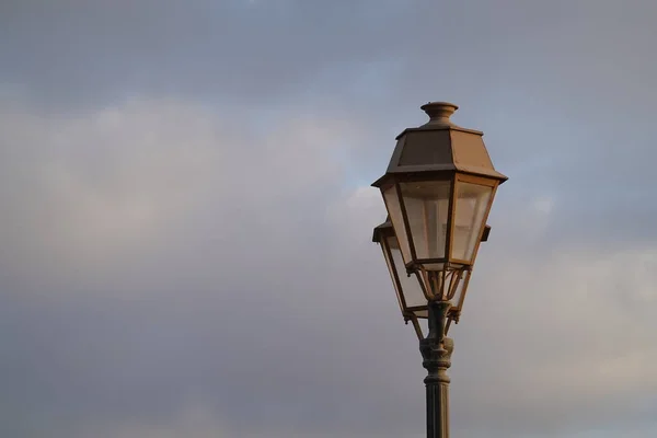 Ένα Κοντινό Πλάνο Ενός Φανού Δρόμου Φόντο Συννεφιασμένο Ουρανό — Φωτογραφία Αρχείου