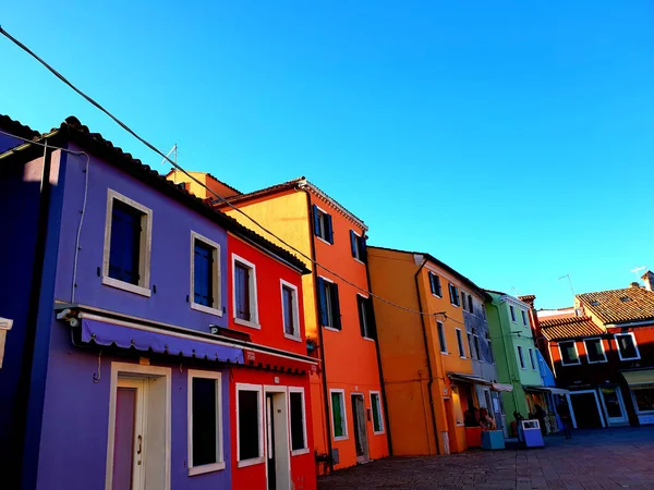 Nízkoúhlý Záběr Barevných Natřených Domů Ostrově Burano Benátky Itálie — Stock fotografie