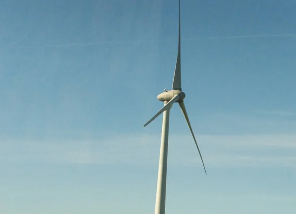 Turbina Wiatrowa Tle Dziennego Nieba — Zdjęcie stockowe