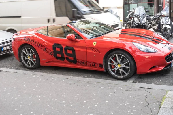 Червоний Спортивний Автомобіль Ferrari Вулицях Парижа — стокове фото