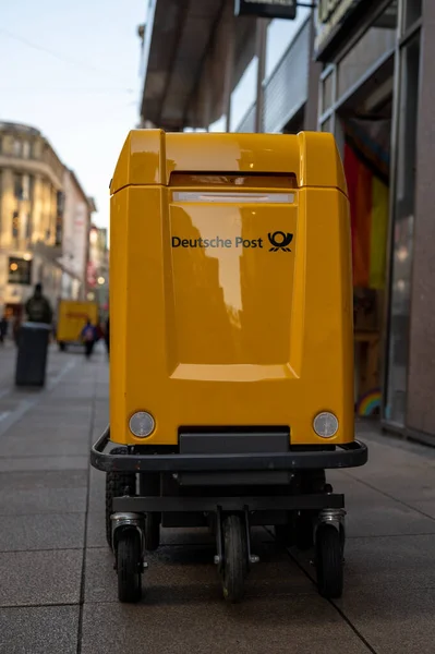 Piękne Ujęcie Żółtego Wózka Dostawczego Deutsche Post Przy Ruchliwej Ulicy — Zdjęcie stockowe