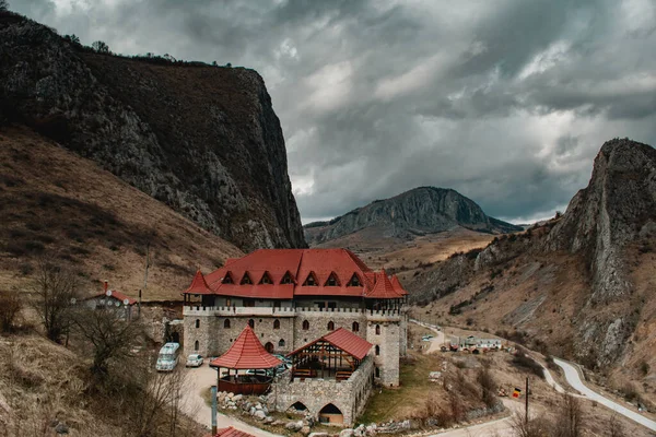 Romanya Nın Valisoara Kentindeki Castelul Templul Süvarisiyle Sonbahar Manzarası — Stok fotoğraf