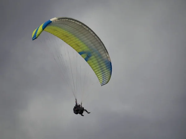 Gökyüzünde Bulutların Arka Planında Uçan Renkli Bir Paraglider Görüntüsü — Stok fotoğraf