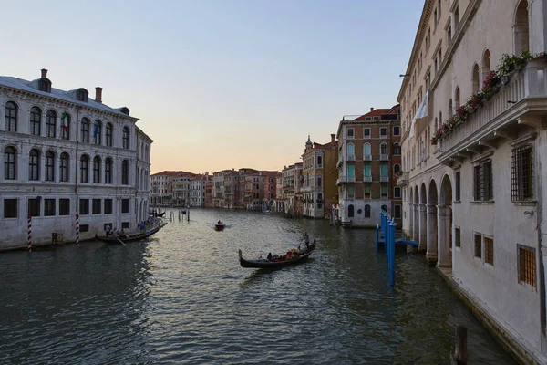 Widok Wenecki Kanał Otoczony Starymi Budynkami — Zdjęcie stockowe