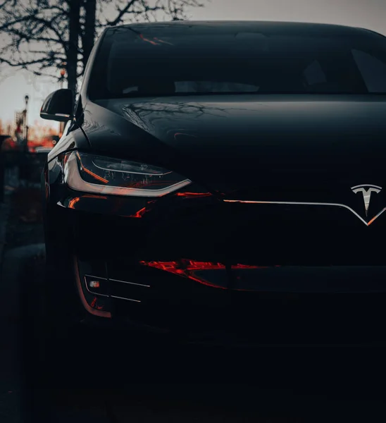 Eine Vertikale Aufnahme Der Front Eines Schwarzen Tesla Autos — Stockfoto