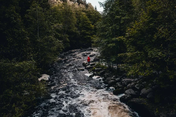 Vue Panoramique Une Personne Debout Sur Des Rochers Milieu Une — Photo