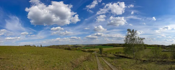 Een Antenne Panoramisch Shot Van Groen Veld Onder Blauwe Heldere — Stockfoto