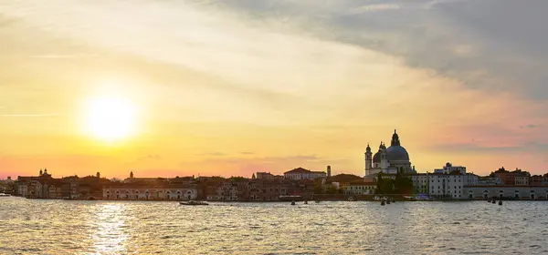Piękny Jasny Zachód Słońca Niebo Nad Wodą Panoramą Wenecji Włochy — Zdjęcie stockowe