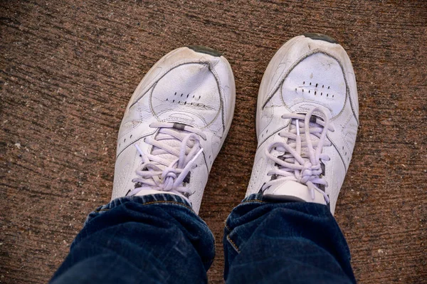 Ein Kopfschuss Einer Person Weißen Turnschuhen — Stockfoto