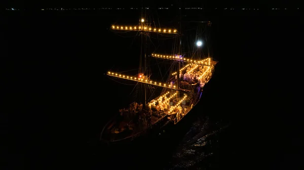 Egy Légi Felvétel Egy Hajóról Fényekkel Vízen Éjszaka — Stock Fotó