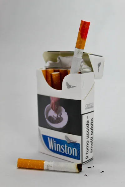 Gros Plan Paquet Cigarettes Winston Avec Une Tache Rouge Lèvres — Photo