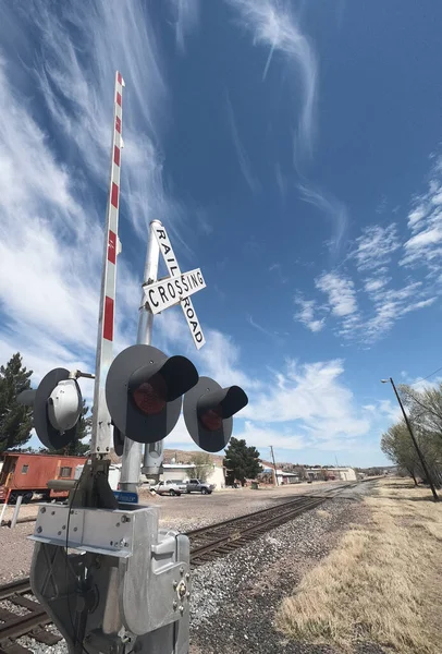 Vertikální Záběr Železničního Přejezdu Pod Modrou Oblohou Alpském Texasu — Stock fotografie
