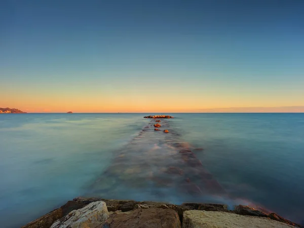 Une Vue Panoramique Une Mer Bleue Capturée Depuis Rivage Rocheux — Photo