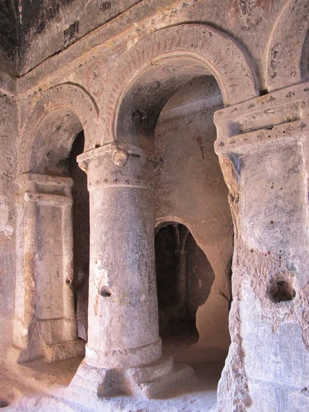 Een Verticaal Shot Van Oude Zuilen Het Selime Klooster Cappadocia — Stockfoto