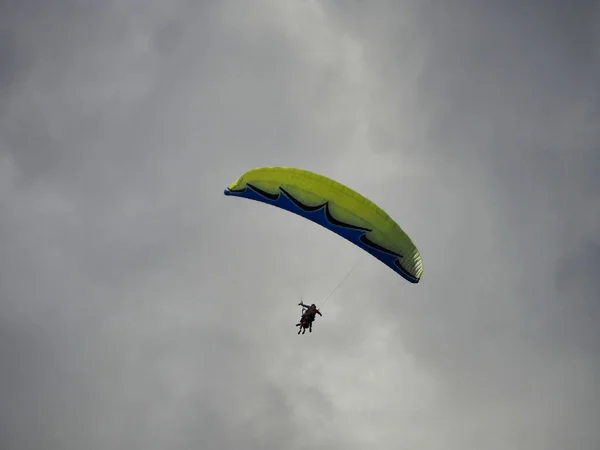 Een Blik Kleurrijke Paraglider Vliegen Lucht Tegen Achtergrond Van Wolken — Stockfoto