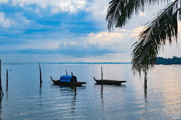 Mesmerizing View Palm Tree Boats Purple Water Islands Batam Indonesia — Stock Photo, Image