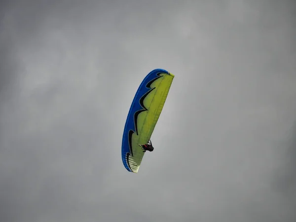 Вид Кольоровий Парапланерист Літає Небі Тлі Хмар — стокове фото