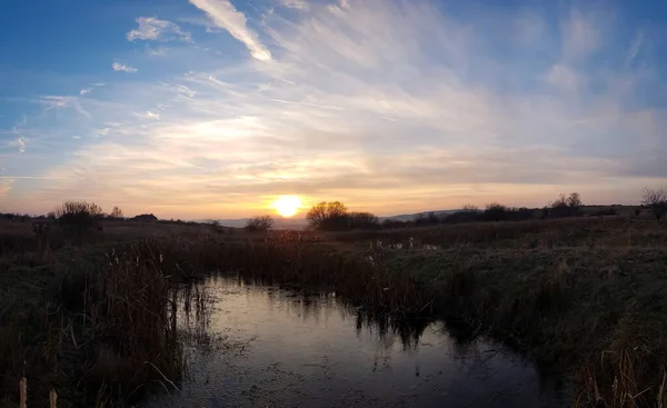 Una Hermosa Puesta Sol Brillante Sobre Campo Con Lago —  Fotos de Stock