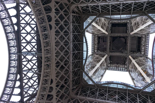 Uma Vista Baixo Ângulo Torre Eiffel Partir Interior Paris França — Fotografia de Stock