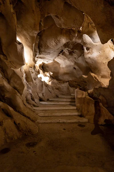Plano Vertical Cueva Natural Con Pasarelas Escaleras Iluminación Que Ofrece — Foto de Stock
