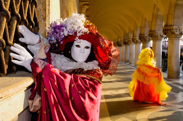 意大利威尼斯狂欢节期间 一个身穿独具特色的彩色服装的人 — 图库照片