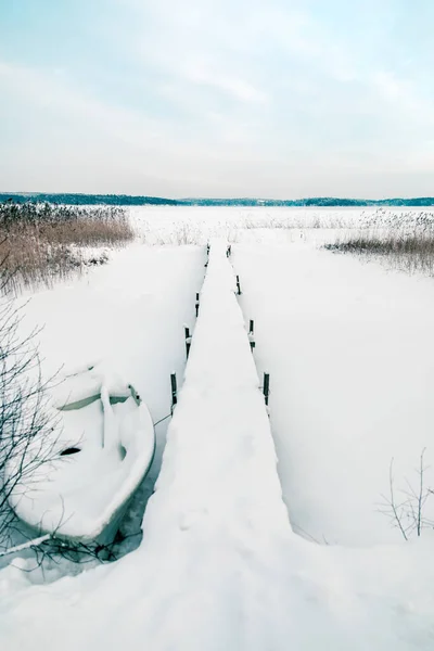 Dřevěné Molo Jezeře Pokryté Sněhem Ledem — Stock fotografie
