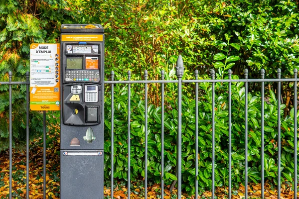 駐車料金を支払うために市内観光の通りにフランスの駐車場メーターのフロントビュー — ストック写真