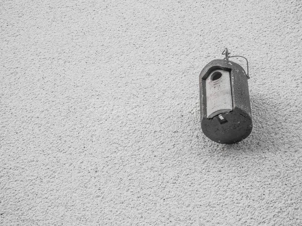 Una Toma Escala Grises Una Vieja Casa Pájaros Una Pared —  Fotos de Stock