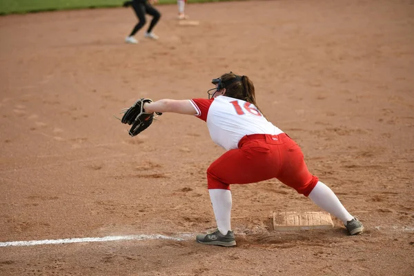 Uma Vista Uma Fêmea Catcher Jogando Softball Uniforme Vermelho Branco — Fotografia de Stock