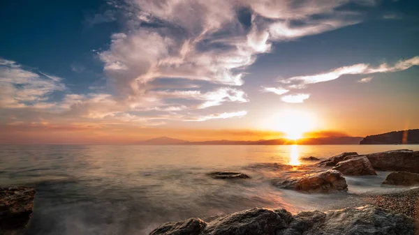 Long Exposure Seascape Washing Rocky Beach Cloudy Sunset — Stock Photo, Image