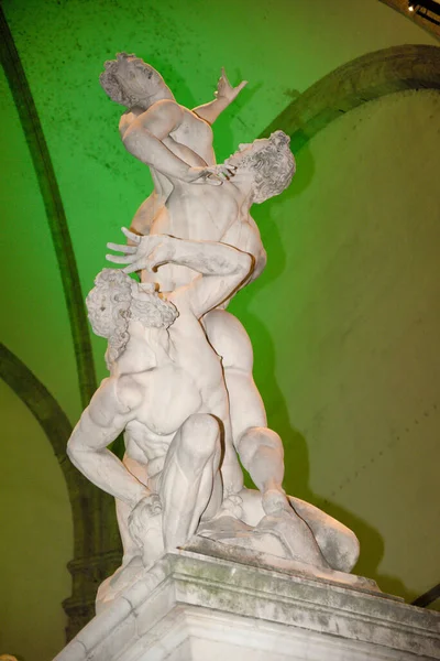Plano Vertical Una Estatua Mármol Antiguo Con Fondo Verde — Foto de Stock