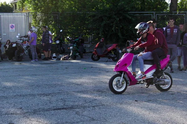 Homme Portant Casque Chevauchant Son Scooter Rose Lors Une Compétition — Photo