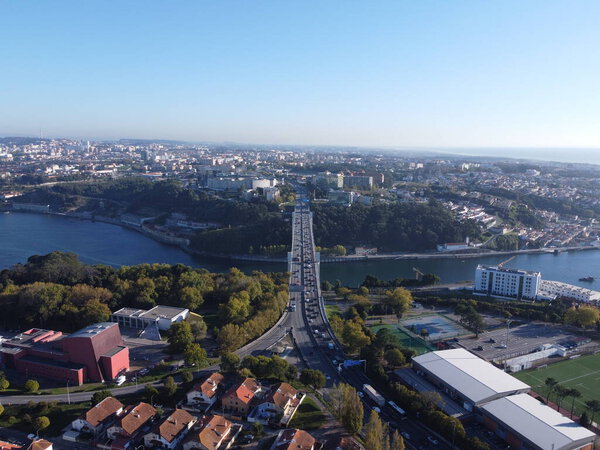 Вид с воздуха на реку Аррабидский мост. Португалия