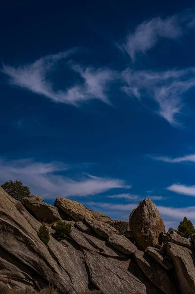 Güneşli Bir Günde Mavi Gökyüzünün Altında Güzel Bir Kaya Manzarası — Stok fotoğraf